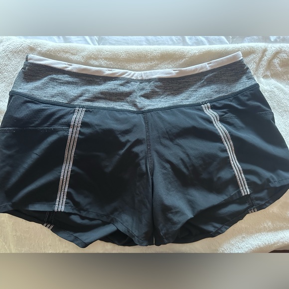 Lululemon workout shorts size 6 - Picture 1 of 2